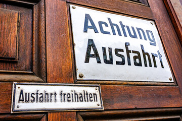 no parking sign in germany - translation: no parking