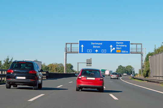 Hinweistafel auf Bundesautobahn 2, E34, Ausfahrt Hamm, Arnsberg, Werl