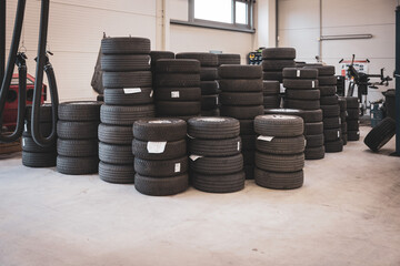  There are a number of winter wheels in a garage that need changing