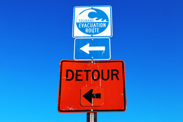 Evacuation site sign tsunami warning - obrazy, fototapety, plakaty