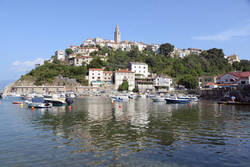Hafen und Altstadt in Vrbnik, Krk
