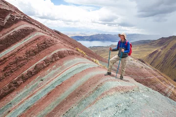 Photo sur Plexiglas Vinicunca Hiker in Pallay Poncho