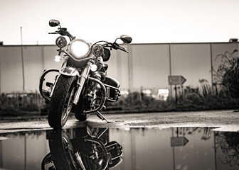 Motocykl jesienią w odbiciu  © Sylwia