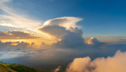Obraz premium strangely shaped clouds and sunlight natural landscape at sunset colorful sky cloud natural background 4k time lapse