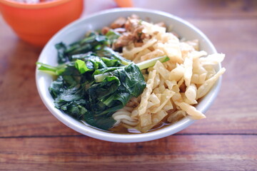 Mie Ayam Pangsit, Chicken noodles with deep fried