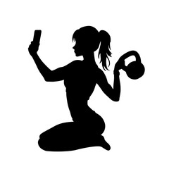 Kobieta na siłowni unosząca odważnik i robiąca sobie selfie. Zdrowy tryb życia, ćwiczenia fizyczne. Czarna postać na białym tle.