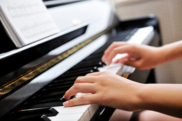 Obraz premium ピアノを弾く女性