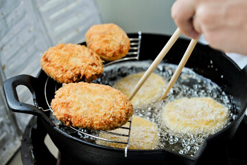 コロッケを揚げる風景