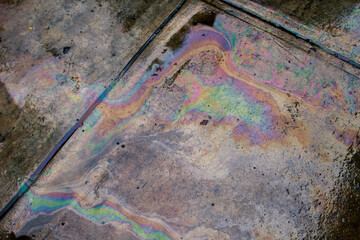 colores de arcoiris sobre el asfalto, piso o vereda luego de la lluvia