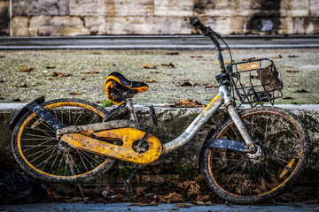 Vélo de location couvert de boue