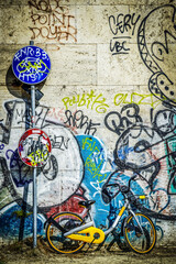 Obraz na płótnie Canvas Vélo de location posé contre un mur de graffitis