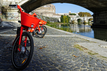 Vélos de location sur les quais du Tibre à Rome - obrazy, fototapety, plakaty