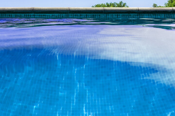 Fototapeta na wymiar Eau de piscine bleue 