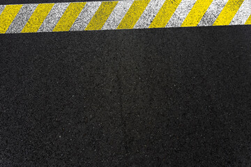 bandes Blanches et jaunes sur asphalte 