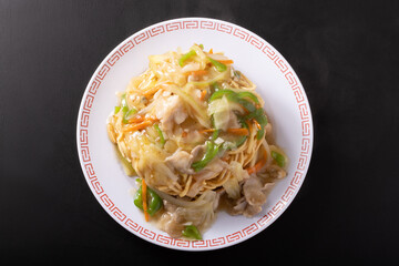 あんかけ硬焼きそば〔豚バラ　白菜　人参　ピーマン〕　極太麺