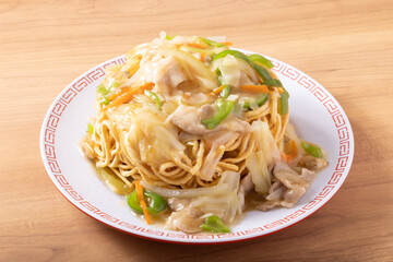 あんかけ硬焼きそば〔豚バラ　白菜　人参　ピーマン〕　極太麺