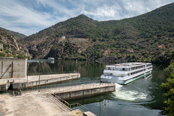 Barcos a cruzarem-se no rio Douro junto à barragem da Valeira em Trás os Montes, Portugal
