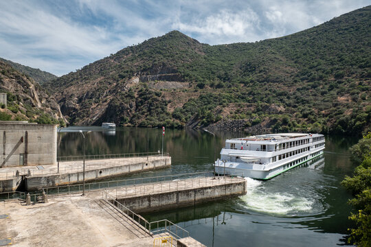 Barcos a cruzarem-se no rio Douro junto &agrave; barragem da Valeira em Tr&aacute;s os Montes, Portugal