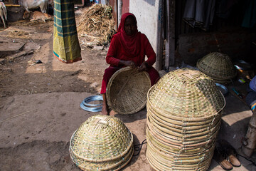 Rice basket-making process manually by using the traditional way