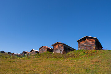 Obraz premium Highland houses made of stone and wood. Wooden plateau houses built on the hill. Historical highland houses. Sal Plateau Rize. Wooden plateau houses in Turkey. Sal Plateau Rize Türkiye. 