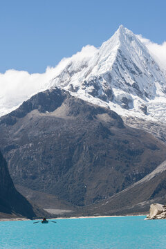 Barque sur un lac de montagne