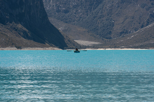 Barque sur une lagune turquoise en montagne