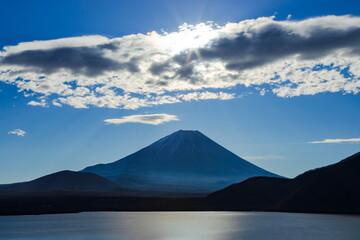 本栖湖で眺める晩秋の富士山　山梨県身延町にて