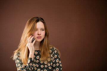 Mujer utilizando el teléfono móvil 
