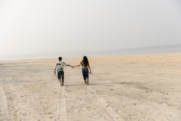 Fototapeta na wymiar couple walking on the beach