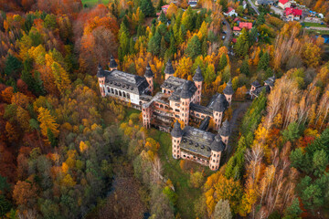 Castle in Lapalice, surrounded by Kashubian forests and lakes at autumn, Poland - obrazy, fototapety, plakaty