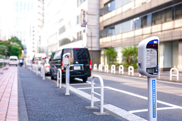 都心の時間制限駐車区間 パーキングメーターと駐車車両