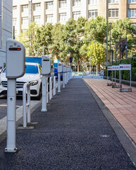 都心の時間制限駐車区間 パーキングメーターと駐車車両