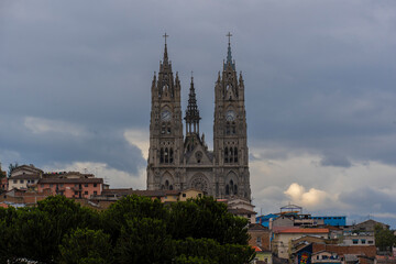 Fototapeta na wymiar Basilique dans la capitale de Quito