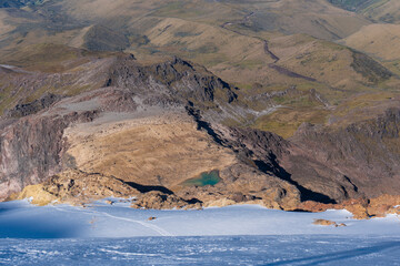 Vue des montagnes depuis le sommet d'un volcan