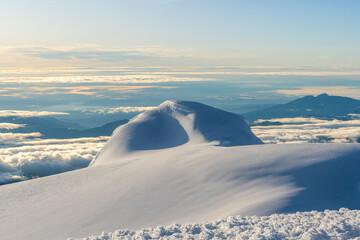 Sommet d'un volcan enneigé