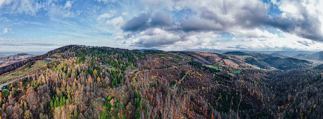 Góry, Beskid Śląski w Polsce, panorama z lotu ptaka jesienią w okolicach Ustronia