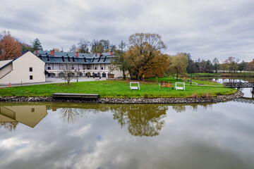 pałac nad jeziorem z parkiem pałacowym w Kończycach Małych na Śląsku w Polsce jesienią - obrazy, fototapety, plakaty