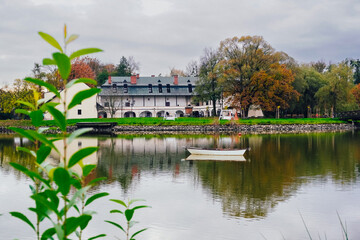 pałac nad jeziorem z parkiem pałacowym w Kończycach Małych na Śląsku w Polsce jesienią - obrazy, fototapety, plakaty