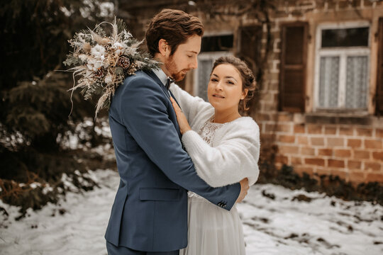 Winter Hochzeit in den Bergen - Bilder von H&uuml;tte und Wald