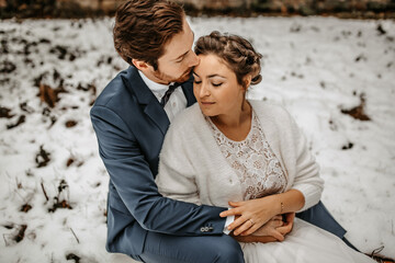 Obraz premium Winter Hochzeit in den Bergen - Bilder von Hütte und Wald