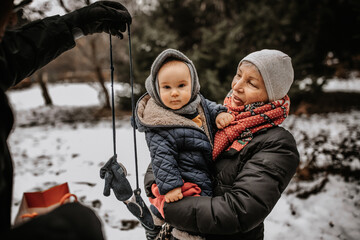 Familienfoto im Winter - Vater Mutter Kind gemeinsam Urlaub machen - obrazy, fototapety, plakaty