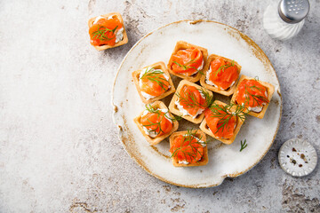 Smoked salmon tartlets with fresh dill