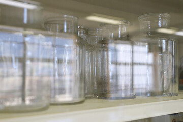 実験室、理科室の棚、ガラス戸越しのガラス瓶