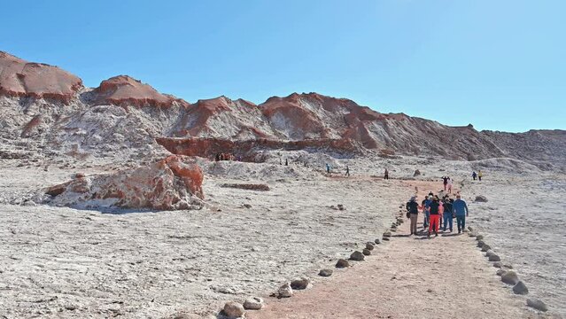 Pessoas visitando o ponto tur&iacute;stico Valle de La Luna no deserto do Atacama na primavera de 2023.