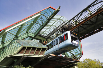 Wuppertal, Schwebebahn Station Kluse mit ausfahrendem Zug