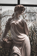 statue of a woman in a park - obrazy, fototapety, plakaty