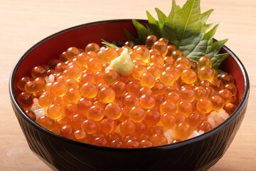 イクラ丼　(北海道産)