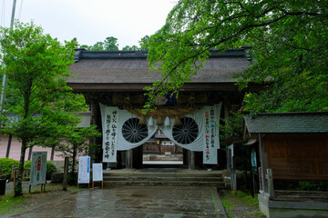 和歌山県 雨の日の熊野本宮大社 神門