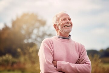 Obraz premium Portrait of a happy man in his 70s wearing a thermal fleece pullover against a pastel or soft colors background. AI Generation