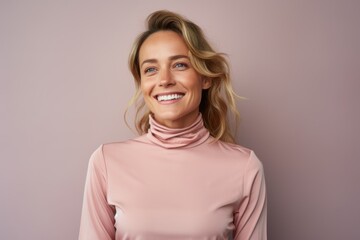 Obraz premium Portrait of a grinning woman in her 30s wearing a classic turtleneck sweater against a minimalist or empty room background. AI Generation